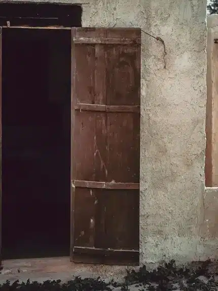 خلفية تصوير تراثية - باب خشبي قديم