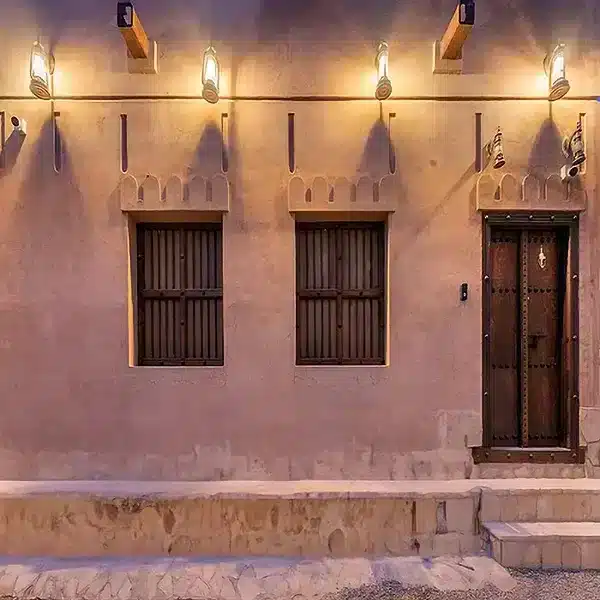 A-121.webp خلفية تراثية A-121 - واجهة بيت نجدي مع باب خشبي