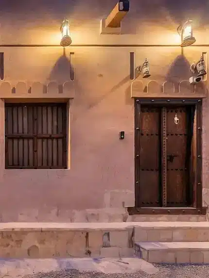 خلفية تراثية A-125 - واجهة بيت نجدي مقرب مع نوافذ وفانوس