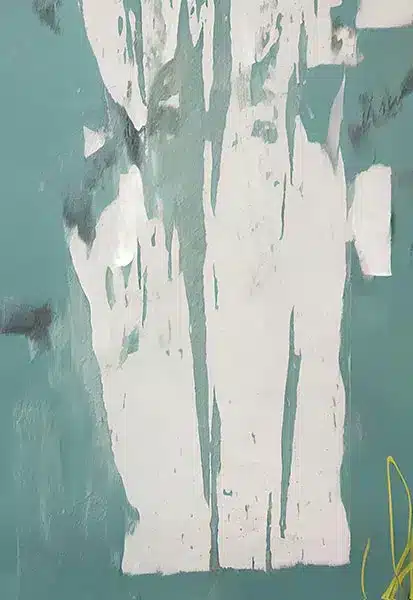 جدار أخضر تركوازي متقشر بأسلوب تجريدي فني مع تفاصيل بيضاء