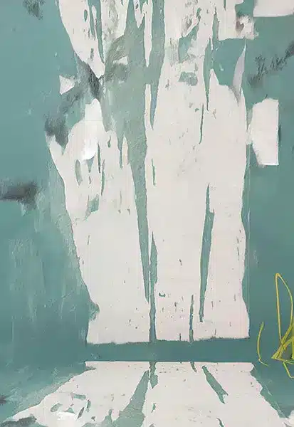 جدار أخضر تركوازي متقشر بأسلوب تجريدي فني مع لمسات بيضاء